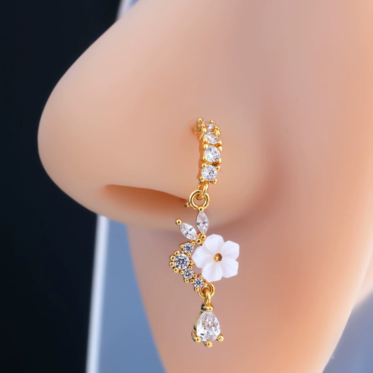 Goldener Blumen-Nasenring mit  – Body Jewelry Nose Studs Bewertung und Preis