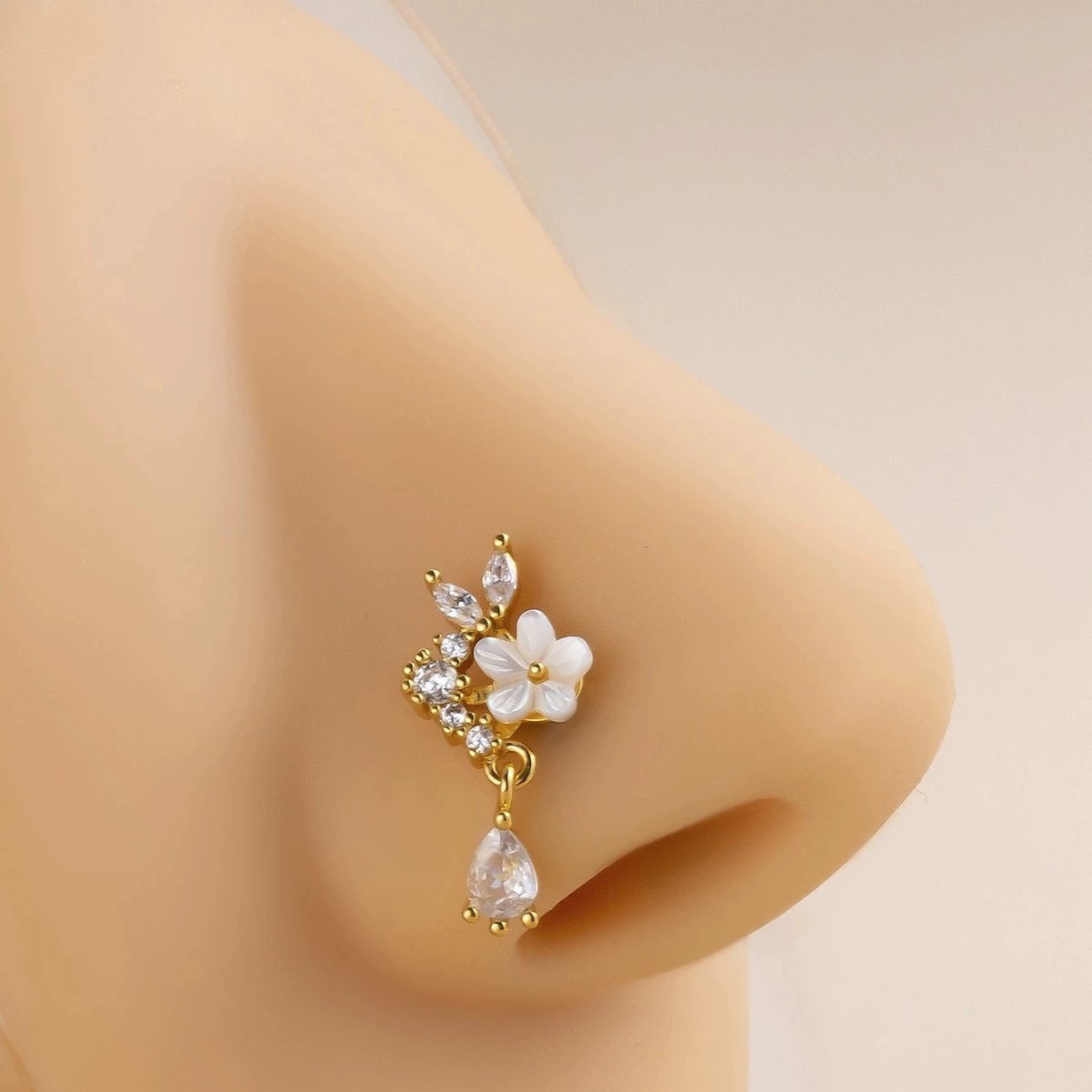 Goldener Blumen-Nasenring mit  – Body Jewelry Nose Studs Bewertung und Preis